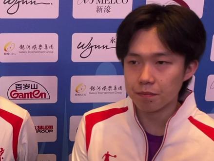 为何头锤球桌 王楚钦:不要在意细节 记者赛后问及王楚钦输给樊振东后头锤球桌,王楚钦思考了两秒说:“不要在意那些不重要的细节。” #王楚钦1比3樊振东 #王楚钦磕球桌