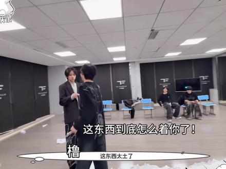 小学鸡拌嘴暂停!让我先亲亲你们这两个可爱的小玩意😍#奇橹 #左奇函 #王橹杰 #萌