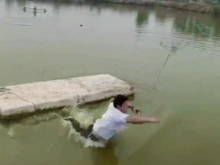 孟塘主家的鱼好吃不好吃还不知道,鱼池里的水是真难喝@孟塘主 #钓鱼