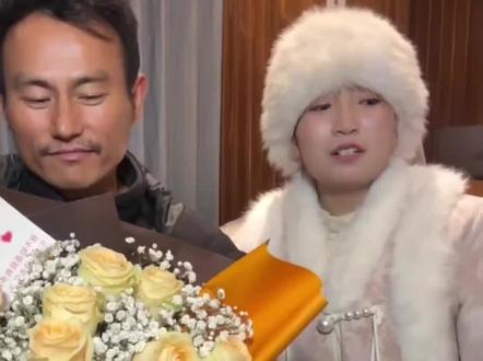 蜜蜂哥阿乐收到人生第一束花,还有很多桶方便面,这一次女粉丝太给力了!左姐:都不知道怎么选了!#蜜蜂哥阿乐#荒野蜜蜂哥#荒野求生#老六荒野