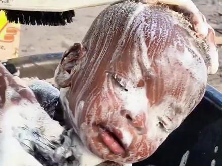 非洲小孩是如何洗澡的😂