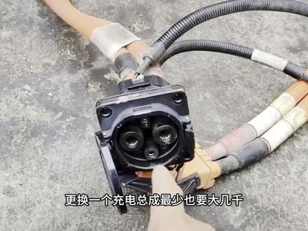 很多比亚迪车主充电时习惯性的摇晃着插拔充电枪,很容易对充电口完成损坏,建议大家插枪或者拔枪时一定要直插直拔,避免后期不必要的麻烦#充电枪 #充电口 #比亚迪 #充电小知识 #电车