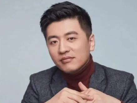从东北贫寒小城走出,
张雪峰的少年满是烟火与倔强#名人故事