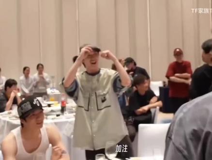 丁哥你也太大方了吧@时代少年团-丁程鑫 恭喜余政霖小朋友#丁程鑫 #时代峰峻五代练习生余政霖 #时代峰峻