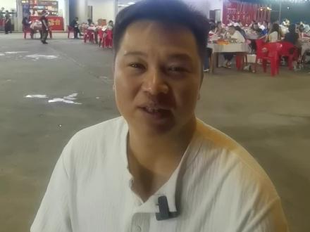 #陪伴是最长情的告白 ,相守是最温暖的承诺。
今天是520,朋友圈都是鲜花仪式、红包转账。可往后真正留在心底的,从不是鲜花有多盛大,而是那个夜晚,身旁坐着的人是谁。说到底,陪伴是最长情的告白,相守是最温暖的承诺。
感情里最治愈的模样,大抵是有人愿意陪你慢慢吃饭。不必费心策划隆重的行程,寻一处烟火小店,点上几样爱吃的佳肴,闲话家常,慢度时光,这份松弛安稳,才最是难得。
而盛夏时节,小龙虾天生就适配这样的温柔时刻。你细心为她剥去虾壳,她贴心为你斟满酒杯。话题从眼前的烟火吃食,漫延到细碎的日常点滴。夜色渐浓,晚风温柔,席间的人卸下所有疲惫,慢慢松弛下来。
其实一段好的关系,从不是靠一句热烈的“我爱你”维系。是有人愿意陪你三餐四季,陪你闲话朝夕,把平淡琐碎的日子,过得热气腾腾。
这个520,若你心里有想见的人,就别犹豫。约上TA,赴一场虾宴,把爱意藏进细碎陪伴里。