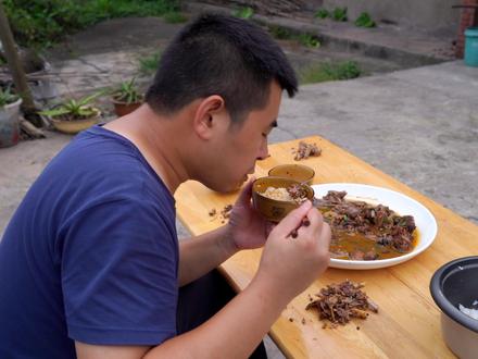 大姐辛苦帮忙种菜,超小厨做什么美食来招待?农家味道真不赖