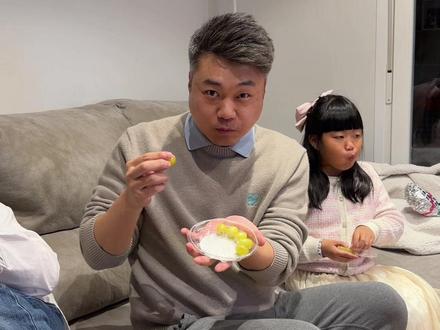 在西班牙吃葡萄跨年! 西班牙有一个古老的传说,在新年钟声敲响第12下之前吃下12颗葡萄,边吃葡萄,边许愿,这一年的愿望都会实现,带来好运!#用吃十二颗葡萄的方式跨年