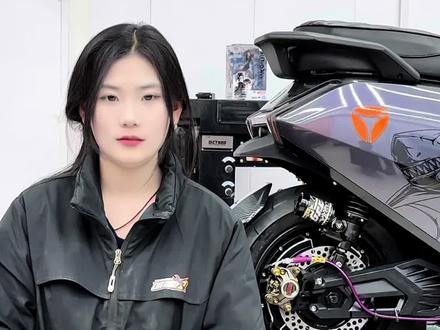 雅迪白鲨二代90s后轮全套升级
高性价比SMRT武神仕平叉,搭配GFE星煌三可调后减震,预载、回弹、压缩均可调,路况适配更舒适。
建大竞技半热熔轮胎,防滑又饱满。
FJN GP3大螃蟹卡钳+黑名单制动盘,制动性能与安全性全面提升#雅迪电动车#雅迪白鲨二代90s#唯电车业 #抖音热点