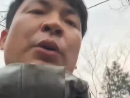 没有提前通知,七星山第二季骆驼杯极限荒野求生挑战赛决赛 正在给场上最后8个选手投票--被即时停赛结束,南斗那边决赛也是同天晚上停赛。视频是节目最后3、4分钟全记录,建哥最后还在为秀美天下的家乡打CALL!抓紧下载保存吧 #荒野求生 #七星山荒野求生 #荒野求生决赛叫停 #停赛 #荒野建哥 关注我,分享更多精彩......