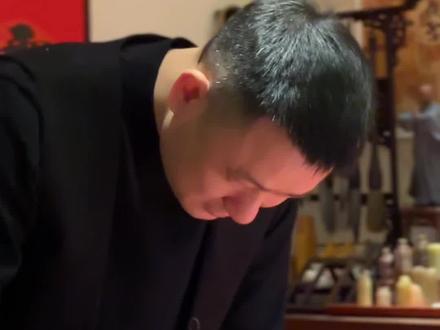 马踏祥云载福至。万里春风送喜来。 这是我为马年写的第三幅春联。笔墨落定,红纸铺展,心里便涌起一股暖意。春联里写的,是盼头,是景愿,而其中最关键的一个字,大概就是——“福”。
中国人的日子,图的就是个“福”字。它不玄虚,也不遥远,就落在烟火人间里:有吃是福,有穿是福,有钱是福,有闲是福……日子里的点滴甘甜,都能归结为“有福气”,于是便心满意足,自得其乐;偶遇些小坎坷,一句“没福气”仿佛就成了最好的宽慰与释然。这“福”里,藏着我们最朴素的生活哲学:珍视当下,感恩拥有。
道家智慧里,却有一种更深邃的“福”境。他们认为,人间诸般享受之“福”不难求得,唯独“享清福”最难。那是一种精神上的超然,是“心无一物,天地自宽”的淡泊与宁静。它不假外求,源于内心的澄明与放下。这对终日奔忙的我们而言,确是一种至高的境界。
于是,“福”在我们心中,便有了两层意境:一层是百姓日用的,实在的,与柴米油盐、安稳喜乐相连;另一层,则是精神世界的,关乎心灵的栖息与自由。而对我们大多数人来说,那份实在的“福”,常常又与“财”紧密相依——它意味着更好的生活,更足的安全感,更从容的选择。这并不可俗,恰恰是我们热爱生活、努力向上的证明。
我们不仅把“福”字恭恭敬敬地贴在门上、窗前,还常常故意将它倒过来贴,谐音“福到了”,一句吉祥话,一个小心思,寄托了人们对幸福主动叩门的全部期待。
相传姜太公封神时,其妻前来讨封。姜子牙道:“你嫁我穷了一世,就封你为‘穷神’吧。”妻子不悦:“封我为神,却让我去何处安身?”姜子牙沉吟道:“有福的地方,你都不能去。”此事传开,百姓为避穷神,纷纷在门户贴上“福”字,寓意此处有福,穷神莫入。这就是贴福字的来历传说。
小小一个“福”字,它从遥远的传说中走来,穿过千百年的时光,稳稳地落在我们的门楣上,落入我们对新一年的所有期盼里。当我写下“马踏祥云载福至”时,那矫健的骏马跨越时间的长河,蹄下生风,将古往今来人们对安康、富足、顺遂的一切祝愿,都化作实实在在的祥云,送至千家万户。而“万里春风送喜来”,便是这福气抵达时,天地间最温柔、最蓬勃的呼应。
#马年春联#过年气氛提前搞起来了#麦咖林先生