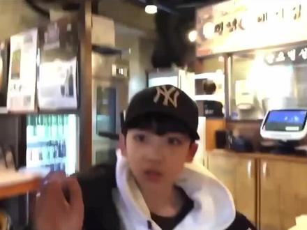 #朱志鑫 #邓佳鑫 朱志鑫:邓佳鑫来和大家打个招呼#少年感