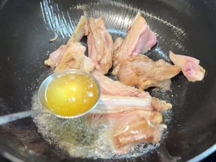 新疆的羊肉手抓饭,用电饭锅和铁锅做的区别在哪里,两种做法对比视频,还有详细的水位线介绍,想自己在家做羊肉抓饭的朋友看完就学会啦,调味只用到盐,是不是正宗新疆的小伙伴来评价下~
#新疆手抓饭 #新疆美食 #家常菜 #跟抖音学做菜 #被新疆手抓饭馋哭了