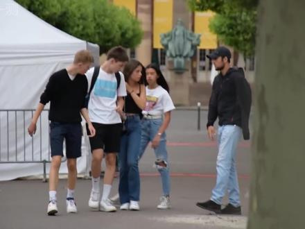 街头测试:你会帮助少条胳膊的残疾人系鞋带吗? #真实街头测试 #人性的真相 #现实社会