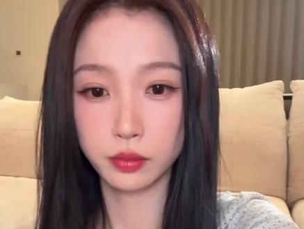 2.12b站 虞书欣横店时装周/全程篇上下集(下)
终于看见欣欣的吃播啦~吃的好香好有食欲!宝宝要多喝水哇嗓子还哑着呢😭欣欣说要告诉我们明天拍的是第几集的戏份!我老期待了想着可以去对照一下原著剧情了好刺激 最后宝宝忘记说了🥺没事盲猜一波哈哈,欣欣说剧情很新颖很好看 很特别的主母!其实看小说的时候就知道啦真的超级好看!不敢想剧得多好看!真的是一天比一天期待云初令了救命 整天勾引我这一天天的怎么熬😭欣欣还说剧组的氛围很好大家都很抽象(看出来了剧组大家庭已经两次开团秒跟了🤭虞书欣进行曲好多云初令里的帅哥美女都跳了 主母组团开小课哈哈,刚开拍没多久就让大家认识了好多角色在里面都是谁演的了,就这样无声中剧宣了 头一次见这样齐心的剧组大家庭 因为剧里和云初都是一家人或者是云初的好友!所以延伸到剧外也是整整齐齐一家人~还有看完小说发现真的每一个人都特别贴角色!导演太会选角了 看小说直接代入每一个人的脸 已经在脑子里看完一整部剧了哈哈哈!)多多预约云初令~超级想看主母物料!
@虞书欣Esther #虞书欣横店时装周 #云初令 #云初 #重生之我在古代当主母