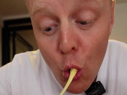 夜宵爱好者,你们要小心了,炸串和拌面它奔着你来了!#隐藏的夜宵之光 #白象大辣娇 #大辣娇拌面节 #炸串