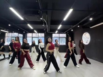 我们的#罗艳老师 #舞蹈日常 #罗艳郭海见婚礼 什么死亡角度把她拍成这样,旗袍限制了她的美!罗艳老师的舞蹈是那么的青春活力,性感十足!