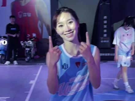 恭喜@茶丽 获得路人王巅峰女神赛s6单人1v1冠军,五年的坚持终有回报!#茶丽拿下路人王生涯首冠 #路人王巅峰女神赛s6 #立马成王 #路人王篮球