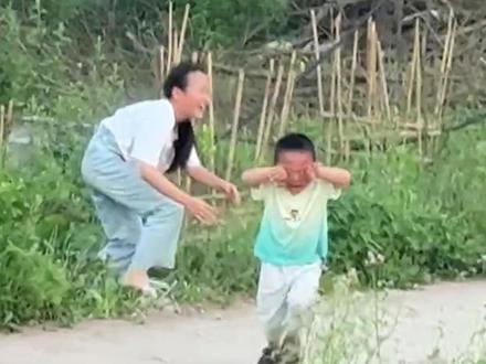 中学生作文素材:笑泪野风中✨ 姐姐的大笑,弟弟的大哭 #作文 #初中作文 #作文素材 #作文范文 #作文素材积累