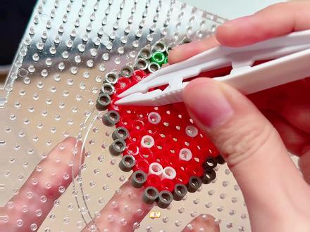 没骗人🙅♀️这次是真的不用熨斗了!
图纸来源:@Xyhy
#拼豆 #水雾魔珠 #是真的 #diy制作 #拼豆日常