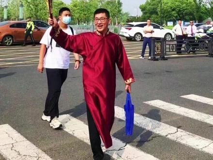 今日高考!宜兴一中徐老师盛装送考!#高考加油 #宜兴宜兴 #我是如此相信