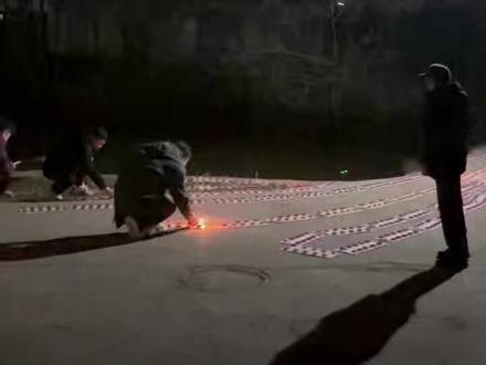 #水母烟花 当水母烟花飞起来这一刻,许个十全十美的愿望,愿未来的日子顺风顺水,像水母一样一飞冲天,绚丽多彩!!!