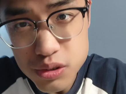 不是这个Micro LED CPO什么来头啊,这么省电啊。有消息说这项新技术,能把能耗直接砍掉95%,只剩原来的5%。CPO板块要变天了。
第一,CPO是把光模块从‘插拔式’变成‘封装式’,直接和计算芯片抱在一起,电信号不用跑长途,损耗瞬间归零。
第二,Micro LED是心脏。它比传统激光器更小、更亮、更耐热。
两者结合,就像把‘发动机’直接装在了‘车轮’上。在1.6T甚至3.2T的超高速率下,铜缆因为发热太大已经传不动了,而Micro LED CPO不仅跑得远,还几乎不发热。”现在芯片高速发展到现在,电力的供应将成为很大的阻碍,现在遇到这个玩意,不就是完美解决了嘛,不耗电,也不发热。过去,Micro LED只是用来做手表和电视屏幕的,市场嫌它贵、量产难。
但现在,TrendForce指出它是AI数据中心唯一的‘省电解药’。
一旦进入光互连赛道,它的市场规模将从‘消费电子’跃升至‘算力基建’。这意味着,AI算力的下半场,拼的不是谁芯片快,而是谁传输更省电。