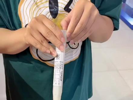 悬浮手柄的柄皮正确绑法。绑好柄皮别忘了还要绑个手胶哟。#羽毛球柄皮 #羽毛球手胶 #缠手胶教学 #羽毛球装备