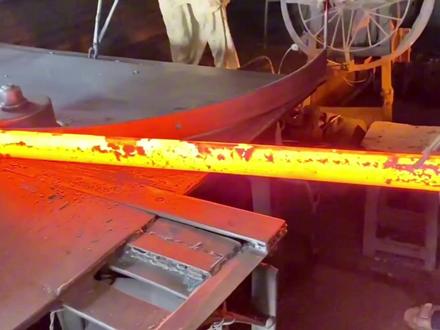 钢板经过裁切,加热,折弯,淬火,最终制成一副汽车板簧!#汽车板簧 #制造过程 #纪录片 #热处理