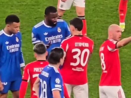 先侮辱别人,就没资格哭着装受害者!先挑衅,再卖惨?可真行!!