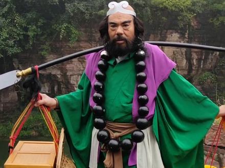 猜猜沙僧挑的担子装什么,把扁担压弯了