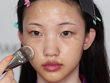 保姆级的旗袍妆容长教程又来啰!时间很长,但步骤详细,过程清晰,看完还觉得化妆都是靠刷墙吗?@抖音小助手