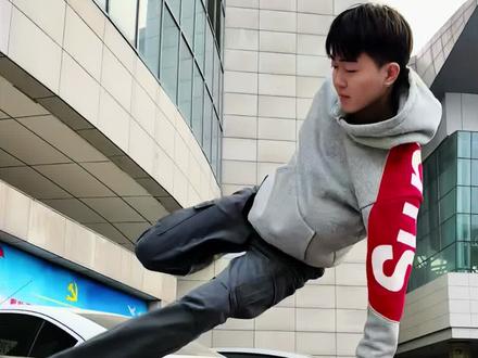 最近比较火热的拍照姿势怎么拍#拍照姿势 #穿搭#拍照技巧 #翻栏杆