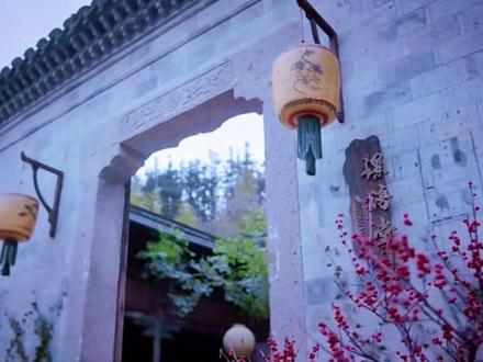 宋戈与已经五天没回溪院了,
裴鸣声想,该离婚了。
他双手交叠微微躬身
把两份重叠的合.同推到裴鸣声面前时,
拇指上下打圈语气轻蔑地说:“商业联姻,好聚好散。”
他拿起书桌上的笔,突然想起这支笔是宋戈与买的,犹疑之后回了卧室从行李箱里翻出刚
丢进去的钢笔,回到书房把离婚协.议空缺的另
一方,力透纸背认认真真誊上“裴鸣声”三字。
他“嫁”到溪院的时候其实搬来了不少的东西,
但他现在一件都不要了,离婚扔掉的不仅仅是三年里他搭建起来的家,还有宋戈与。
他刚走出书房,宋戈与度假回来从楼下上来,裴鸣声在过道里和他相遇,还没提起合同的事就被他打横抱起来丢到了主卧的床上。
五天没做,裴鸣声推着他的肩让他轻一些,这个男人却像饿了五天的恶狼,带着吞骨的狠厉,最后撞得他的皮肤都快破了皮。
他的指尖落在男人突起的两扇肩胛骨,温热的触感压过了痛觉,他觉得他还是能再忍这最后一次。
做完宋戈与起身去浴室洗漱,出来的时候
看裴鸣声斜倚在床头,丝绸的睡衣滑落在肩头,
他探出一只手往床头的烟灰缸里抖落烟灰。又把烟蒂递到嘴边,微嘟唇瓣浅浅的吸了一口,吐出的白烟萦绕在如月的脸庞上空。
“你这几天不是和叶郁北去西班牙了吗,旧情人一块儿待了五天,还没做够吗?"
裴鸣声没有离开,是因为双腿疼得没法并拢,宋戈与甚至比离开之前要的更狠,这一点都不像是一只才从外面偷腥回来餍足的猫。
宋戈与从衣柜里拿出自己的睡衣,正低头扣扣子,这套睡衣也是裴鸣声喜欢的款式,他却觉得居家服实在不必配这么复杂又名贵的纽扣。
“郁北不像你那么轻浮,随随便便就跟男人。”他的动作停了,手指还留在纽扣上,低沉的嗓音听不出情绪:“更何况,我现在还没离
婚,也不会去碰他。”
裴鸣声听了这话,抬眸看了一眼宋戈与的侧颜,当初不就是冲着这张脸才和他,他
既然不信一见钟情,为何只骂自己轻浮。
“下次见他,就没这个顾虑了。”裴鸣声
想,也不急着今天就离开这里,书房被裴鸣声换了装饰之后,宋戈与发了一通脾气就再也没进去过。他实在是困乏,连香烟都提不起精神,裴鸣声以为宋戈与会回次卧去睡,却没想到这人把刚穿好的睡衣褪了下来,随意地扔进垃圾桶里,宽厚的身躯又伏在了他的身上……
#双男主小说 #文荒推荐 #推文 #追妻火葬场 #耽推