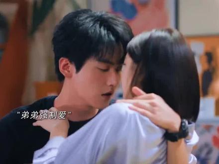 #狙击蝴蝶封口费吻 当岑矜(陈妍希饰)说出“我们重新在一起吧”,李雾(周柯宇饰)的耳尖瞬间通红,颤抖的指尖攥紧衣角,却在下一秒用近乎莽撞的吻堵住她未尽的话语——这场“封口费吻”,是六年隐忍的爆发,更是少年狼狗撕破克制的宣言。为什么后来者居不上,因为弟弟又争又抢!#狙击蝴蝶 #陈妍希 #岑矜 #周柯宇