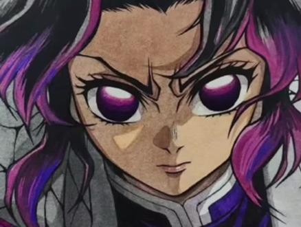 莫西莫西~
紫藤花的香气总与她形影不离,蝶翼纹样的羽织在风中舒展,蝴蝶忍站在蝶屋的廊下时,眉眼间总是带着恰到好处的温柔笑意,仿佛能抚平所有伤痛。可那双浅紫色的眼眸深处,藏着化不开的恨意与决绝,姐姐的惨死,是她此生无法愈合的伤疤。
身为柱中唯一无法斩首恶鬼的人,她将紫藤花毒炼入刀刃,每一次挥刀都精准狠厉,纤细的身躯里藏着千钧之力。她悉心照料受伤的同伴,将蝶屋打造成绝望中的避风港,用温柔筑起铠甲,却把所有的痛苦独自吞咽。
无限城的那场对决,是她早已写好的终章。以自身为饵,将毕生修为与恨意熔铸成致命毒药,让恶鬼在紫藤花香中湮灭。她像一只燃尽自己的蝶,用生命完成了复仇,也守护了后辈的前路。
风过蝶屋,紫藤花簌簌落下,仿佛在诉说着那位温柔而刚烈的女柱,从未远去。
#鬼灭之刃 #蝴蝶忍 #富冈义勇 #炭治郎 #我妻善逸