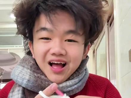 马上过年了🧨时间过得真快😂😂小杨家之前特别火的大嘴包系列‼️‼️这次给家人们做了很多现货🉑🉑过年自己背送人都嘎嘎合适👍👍需要的宝子们抓紧私信我‼️‼️#小杨钩织 #毛线钩织 #非物质文化遗产 #春节 #钩织