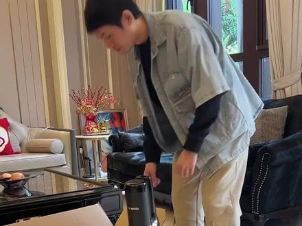 听我一句劝!添可极客蒸汽2.0真的要慎重 先说重点 ,gen团入手的2500元添可极客蒸汽2.0洗地机,给大家说一下真实的入手感受,希望对大家有帮助:
1️⃣清洁力强,尤其对付顽固油污,能快速软化并清除厨房地面的酱油渍、油点等顽固污垢,清洁效果远超普通拖地。
2️⃣吸拖一体设计提高了效率,地面干得较快。处理头发、宠物毛发时确实有效,基本无需手动清理滚刷。
3️⃣110分钟的超长续航,基本一次性能完成全屋清洁。自清洁和滚刷烘干功能基本到位,能保持机器洁净。但需注意,部分评测提到其防臭系统可能不如一些竞品全面,在潮湿环境下偶尔可能有异味残留
📢总结:清洁力强,使用高效,续航好,日常注意清洁。
#洗地机怎么选 #添可极客蒸汽2 #家务神器 #添可#洗地机