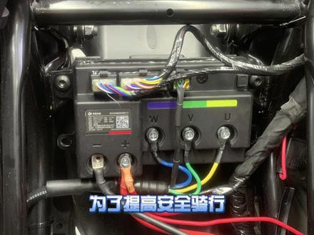 给我的卷王九号Fmix上鼹鼠控制器@LJI零极创新 ,在不追求速度的前提下提升原车安全性,按9下关闭TCS 牵引力控制,生日歌可以按1下暂停,连按5下巡航键开启速度安全锁,一键驻车或3秒自动驻车H档,换九号原厂大锂电可正常使用,最后,在此感谢9nb西安站@9NB(西安站) @9NB-北京站 @9nb首席@henrenzhenderen 9nb南京站,远程投递金属9nb贴纸。#LJI零级创新 #鼹鼠控 #九号Fmix #九号f30c #9nb精英俱乐部