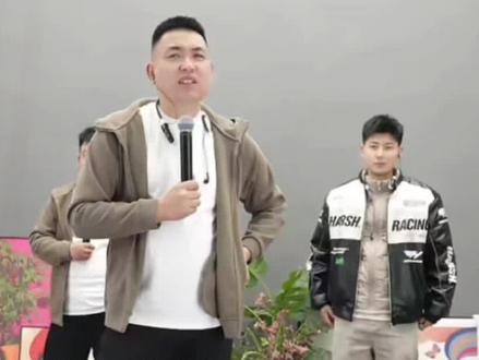 咋们这团队也是有意思了,有老汉跟上跑的、有分手的、还有40多没有结婚的😂!#太原周嵘#搞笑日常#日常分享