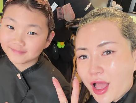 带上我小学四年级的闺女来挑战一下韩国理发店换头!花了1600+变身韩剧女主#海外生活 #宝妈 #韩国生活 #正能量