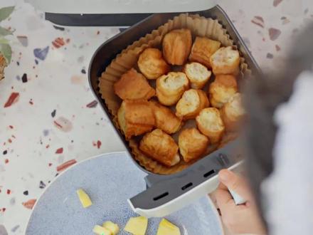 用酸奶制沙拉酱搭配菠萝油条虾,还有焦糖菠萝翻转酸奶蛋糕!#空气炸锅美食#给厨房历险记交作业#安慕希#菠萝菠萝甜