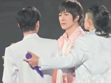 F4上海梅赛德斯奔驰演唱会,阿信意外踩空摔下舞台。#神级现场 #歌手神级现场 #f4上海演唱会 #阿信 #上热搜