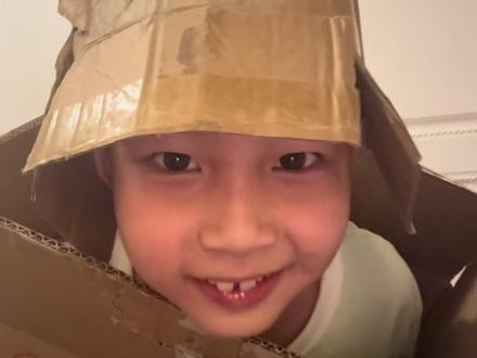 分享欲爆表的小孩哥#男孩子的快乐 #纸箱改造 #杰克奥特曼