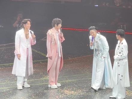 阿信演唱会意外摔下舞台 《派对动物》最后阶段阿信意外摔下舞台,在短暂的离开后,重新回来继续演唱《离开地球表面》,目前演唱会继续进行中。
#F4
#恒星之城
#阿信
#五月天