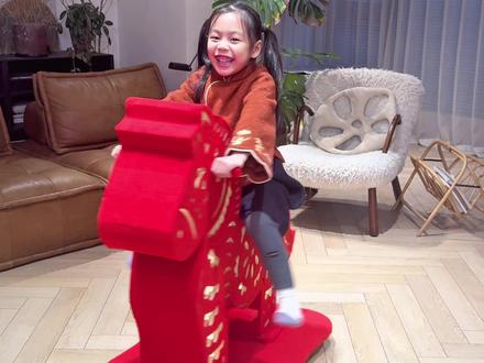 ✨DIY剪纸小马车车|🧨大年三十骑着去拜年❗️ 为了迎接新年,我把平面的剪纸小马做成了立体小马,它不仅能像小车车一样滑动,还能像灯笼一样闪闪发光,女儿可喜欢了,为了做这个剪纸小马车车,她可是在学而思新品学习机X5里把剪纸工艺都了解了一遍,有了它,女儿所有的为什么都能找到答案,我已经开始期待女儿的小学生活了~愿我们新的一年,像这匹小马一样载着满满的智慧与快乐,愿孩子们的每一步成长都闪闪发光!
#新年手工#手工diy#马年手工#学而思学习机#学而思学习机X5