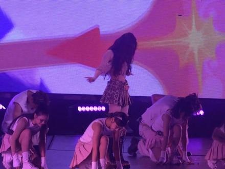 《在干嘛呀》
#虞书欣 #虞书欣生日会 #舞台 #演出现场视频 #演唱会