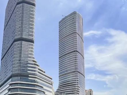 八年等待,为何迟迟不通车新白广正线全长约78公里,全线设车站13座,途经广州花都区、白云区、黄埔区和增城区,是广清城际、莞惠城际、穗莞深城际的连接线。新白广城际通过连接穗莞深城际,前海和皇岗口岸可经广深铁路达广州东站,经佛莞城际及琶洲支线达琶洲站,经新白广城际达白云机场、广州北站。而在新白广城际开通后,不仅可以在竹料站与广州地铁14号线换乘,马头庄站与地铁14号线知识城支线换乘,镇龙站与地铁知识城支线、地铁21号线换乘,还可以缩短行程时间,从新塘南站出发最快约20分钟就可到达白云机场,从知识城镇龙站到白云机场最快需12分钟,从珠海机场到深圳市区来回,仅需40分钟上下。#城市发展 #地标建筑 #广东广州 #中国超级工程里的世界之最 #生态宜居
