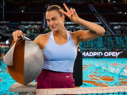 WTA1000马德里站女单决赛,萨巴伦卡以6-3/3-6/6-3的比分击败斯瓦泰克,为之前斯图加特站失利复仇,时隔两年再夺本站冠军,萨巴伦卡斩获赛季第三冠、职业生涯第13冠。截至目前,本赛季战绩为29胜4负领跑球员榜,恭喜炒皇🎉!!!#萨巴伦卡 #网球 #WTA马德里女单决赛冠军