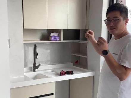 绍兴阳台柜定制,看看大东怎么把异形凹槽阳台柜设计落地的!这个案例分享给家里阳台也是异形的宝子们#绍兴阳台柜 大家阳光里这个小区的这套单子着实在设计阶段就费了不少心思,阳台左侧柱子,右侧凹槽,上方还有下沉横梁,刷到客户在发了阳台设计方案布局的视频,跟客户沟通了一下后经过两天的思索设计终于给到了一套能符合落地环境的设计图纸,今天过去整套柜子给他装好了,落地效果很好,除了左侧柱子本身砖面葫芦口外,剩余代置契合程度都很不错!这个案例很适合绍兴家里阳台也异形的宝子们,可以把你们家的阳台照片也分享下在评论区讨论下设计方案和思路哦!#绍兴洗衣柜 #绍兴阳台改造 #阳台洗衣柜 #阳台设计