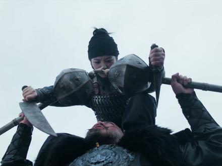 长玉单杀敌军大将石虎,第一次直面战场,英姿飒爽 打石虎这段反复刷,时间其实很短,我的文案都跟不上长玉的动作,战斗结束谢五甚至还没来得及站起来 #鹅家逐玉越扒越有 #逐玉